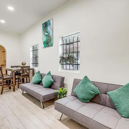Large, Central, Lovely & Cozy 4Bed/2Bath - House By Everbank Stadium Jacksonville